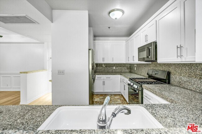 Building Photo - 2222 Beachwood Dr