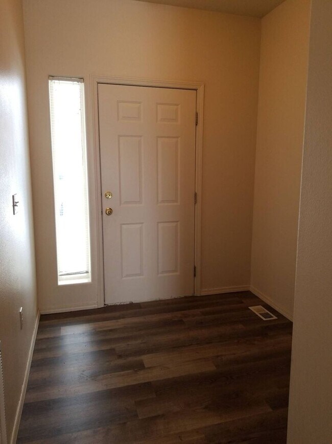 Building Photo - 1706/1708peni