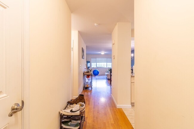 Building Photo - Spacious Luxury Multi Level, 2 Bedroom Condo