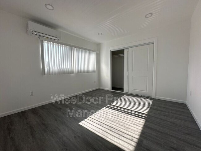 Building Photo - 10392 Lampson Ave
