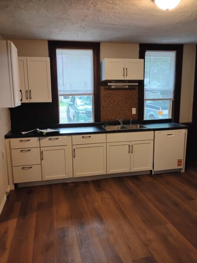 Building Photo - 4 Bd 2 Ba Single Family Home for Rent