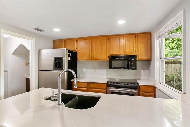 Building Photo - 754 N Westmoreland Dr