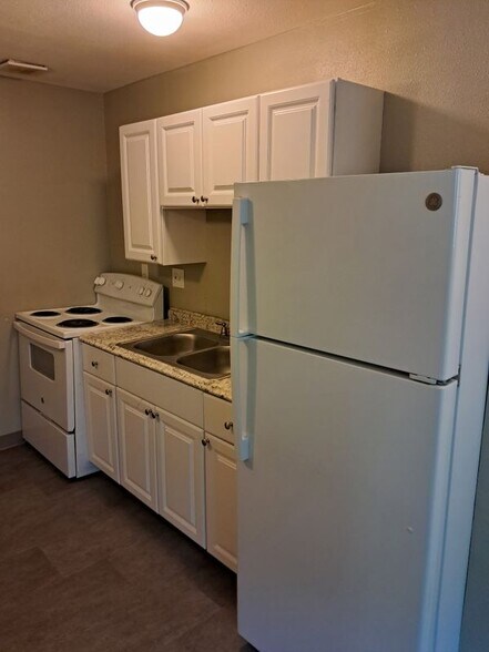 Building Photo - 1951 Clinton St