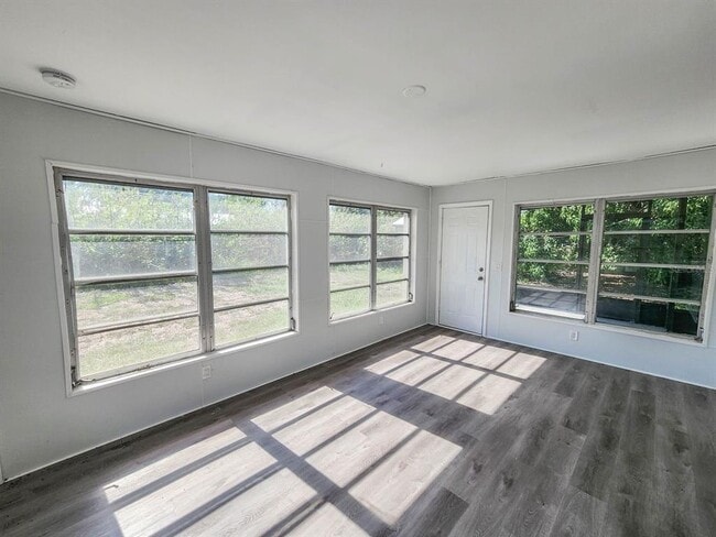 Building Photo - 995 Barclay Dr