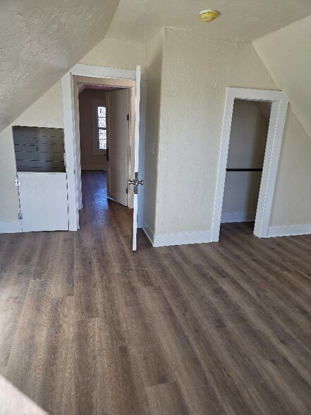 Building Photo - 415 W Oakland St