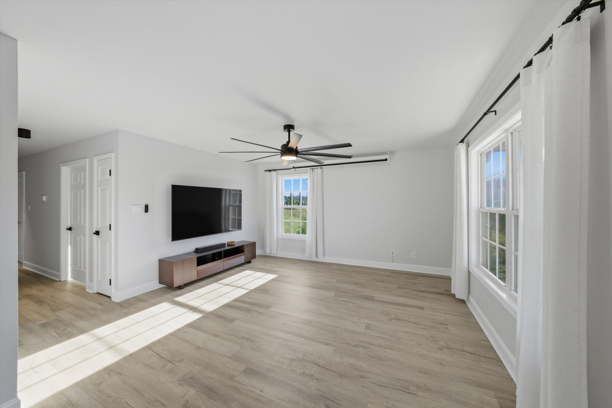 Building Photo - 1912 Laurel Ln