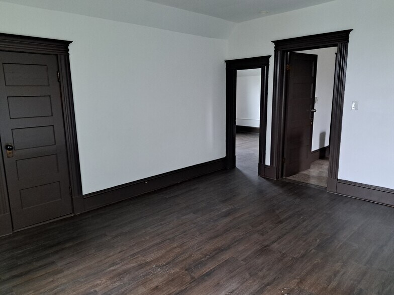 Building Photo - 261 Maple St