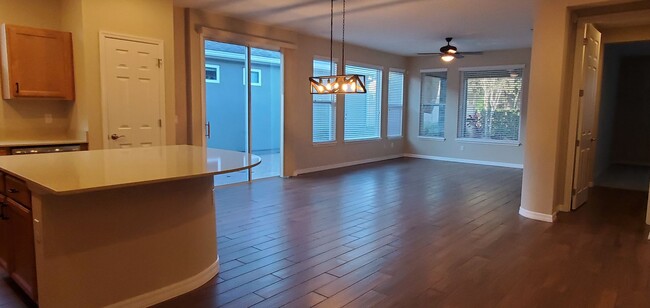 Building Photo - Beautiful Capri split floor plan in Trilog...