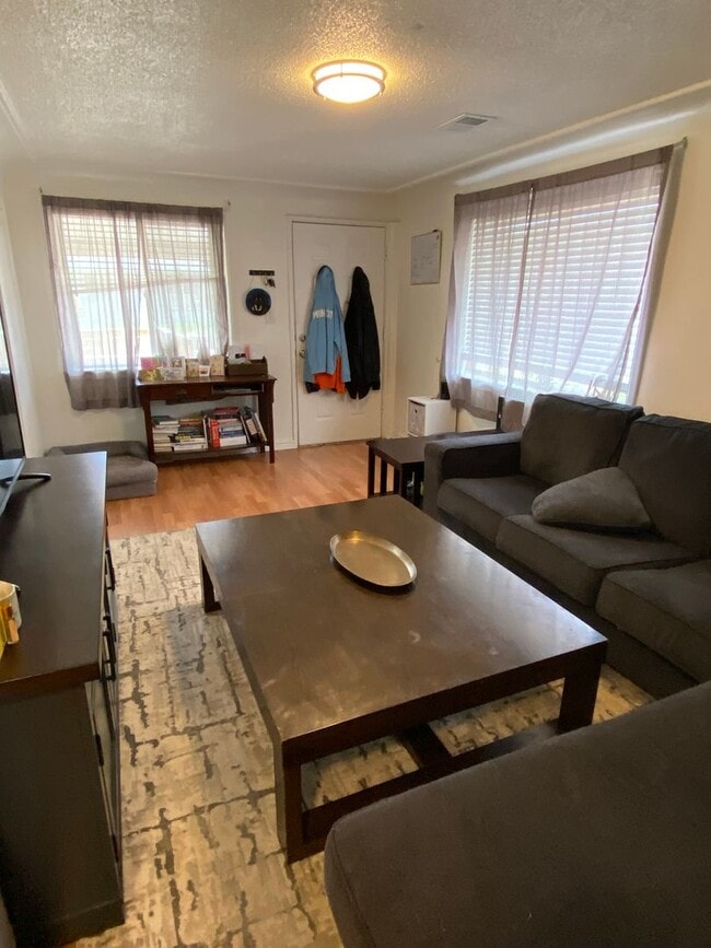 Building Photo - Cute & Cozy Two Bedroom in Westwood!