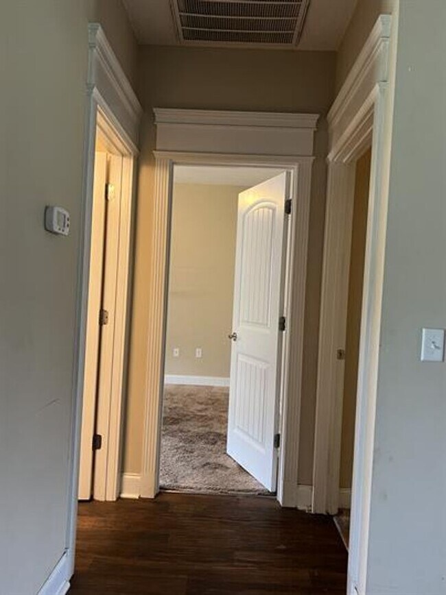 Building Photo - Beautiful home in a very quiet neighborhood!