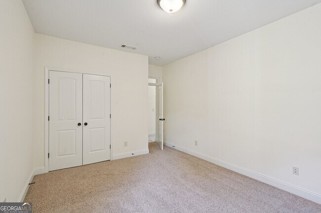 Building Photo - 160 Greenview Dr