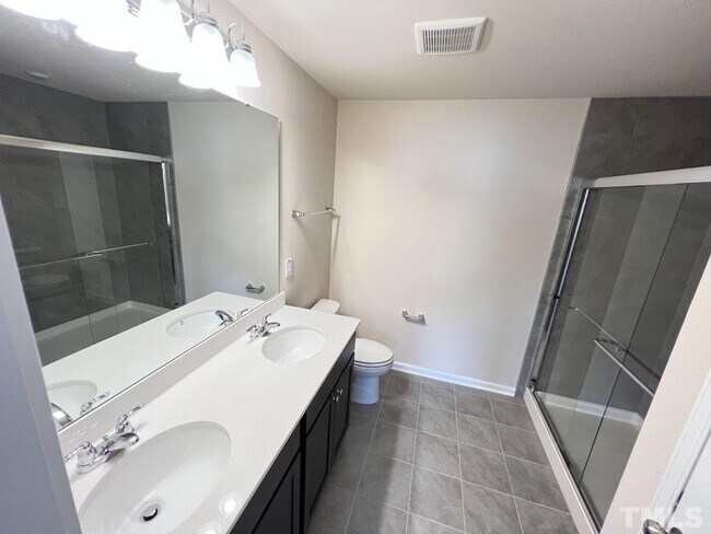 Building Photo - 3 Bedroom 2.5 Double Garage Townhome for Rent