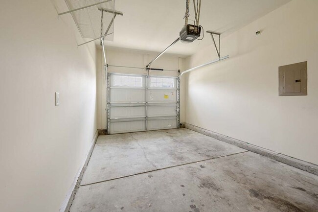 Building Photo - Roomy Townhome in RTP