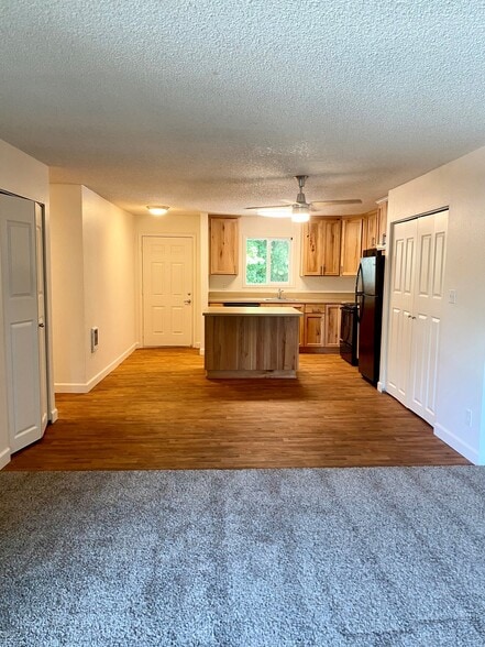 Building Photo - 8585 SW Canyon Ln
