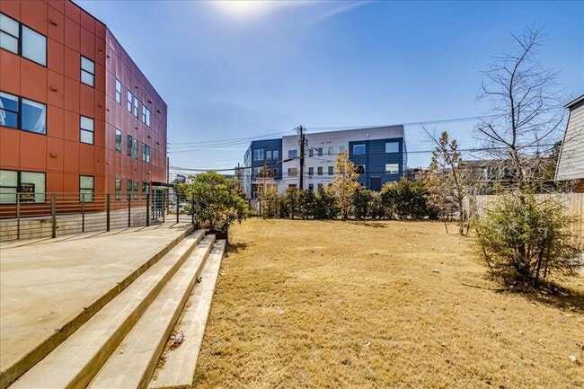 Building Photo - 3000 Duval St