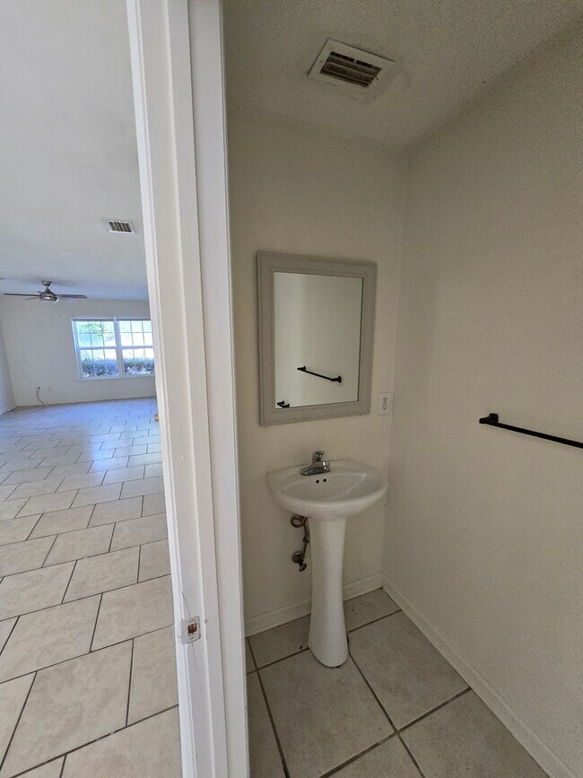 Building Photo - P735