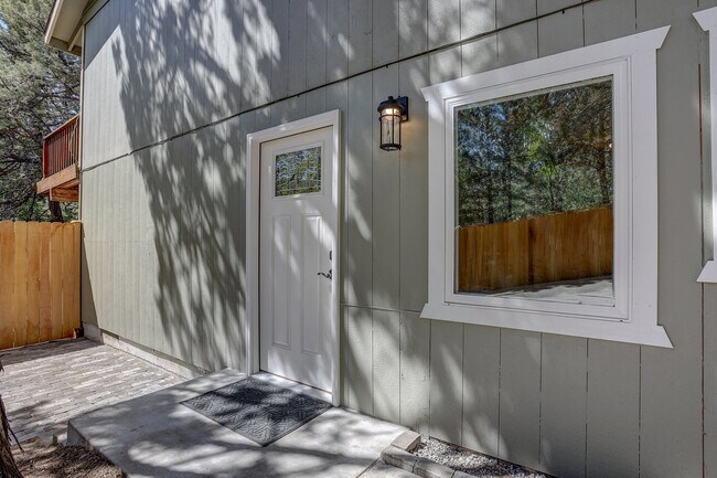 Building Photo - Fully Remodeled 2 Bedroom Westside ADU on NW Portland Ave - River West Neighborhood