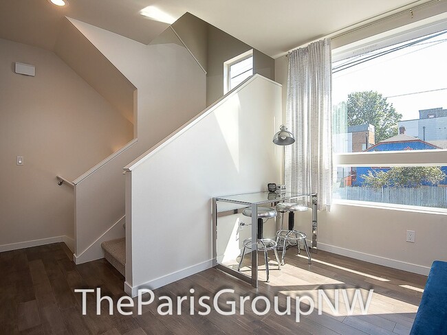 Building Photo - Modern Madrona 3BR TH * A/C!!* Big Open Sp...