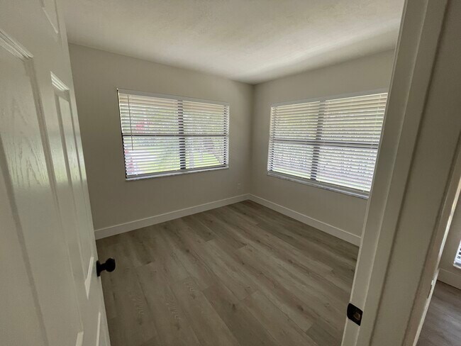 Building Photo - 104 Half Moon Cir