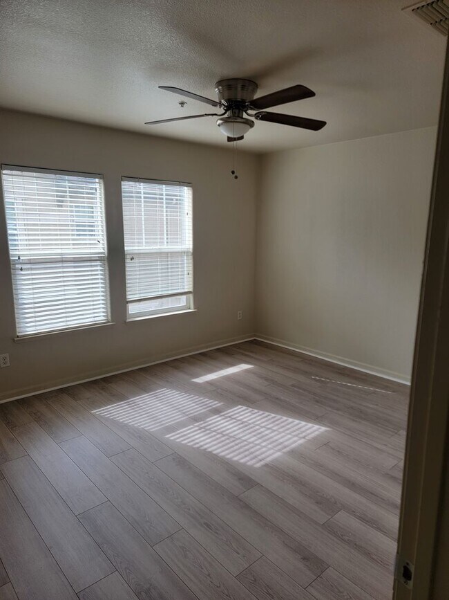 Building Photo - Adorable 3 bedroom 2.5 Bath Condo