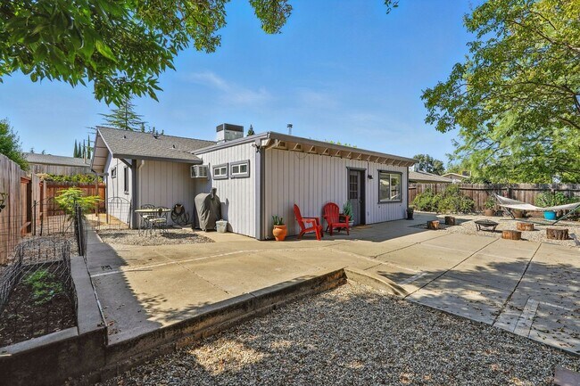 Building Photo - Single-Story 3 Bedroom Home in Quiet El Do...