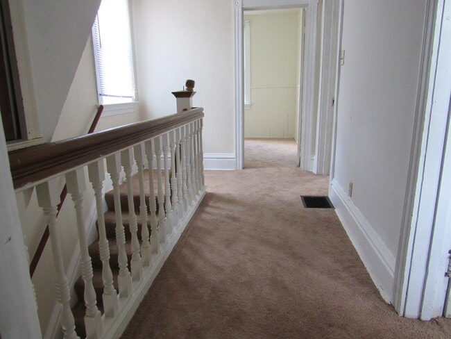 Building Photo - 2 to 3 bedroom home only $1,100.00 per month plus utilities.