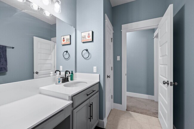 Building Photo - 525 Compania Cove