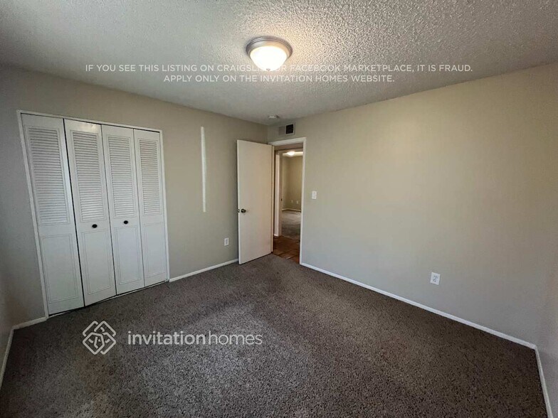 Building Photo - 3241 E Sunnyside Dr