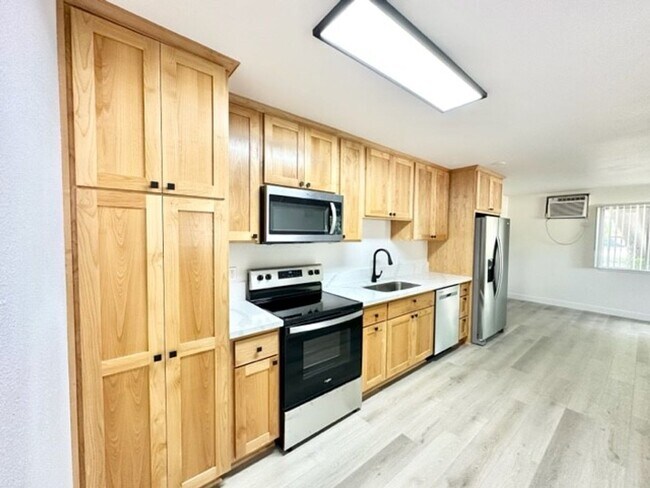 Interior Photo - 417 Orange St