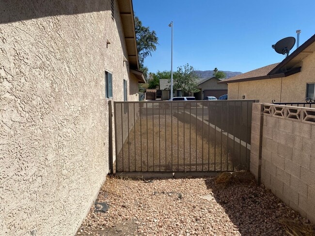 Building Photo - Henderson!!! 4 Bedrooms!! Single Story!! 2 car garage!! Big Back Yard!!! No HOA!! All Appliances!!