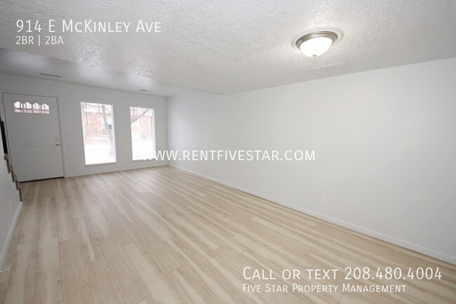 Building Photo - Spacious McKinley Townhome Available! Visi...