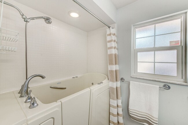 Building Photo - 3-Bedroom, 2-Bath Seminole Home – Fully Furnished & Move-In Ready!