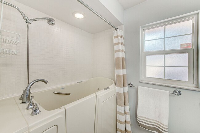 Building Photo - $500 Move-In Special – Limited Time!