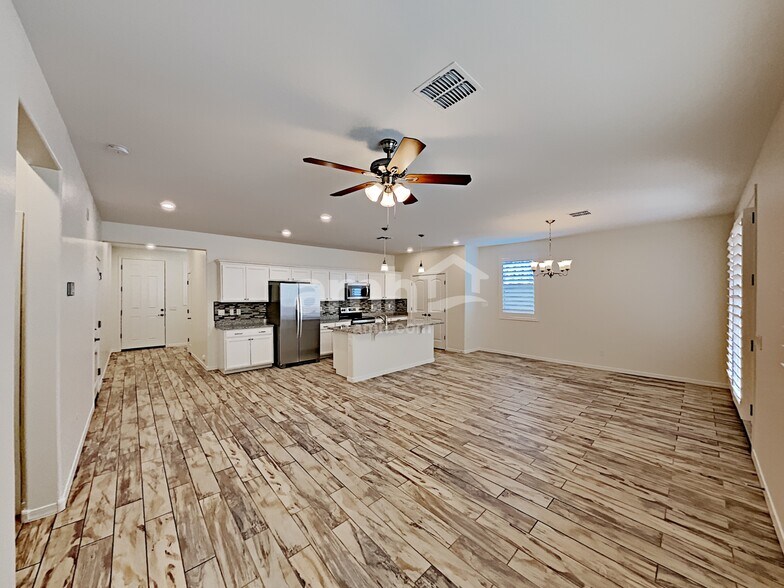 Building Photo - 16657 W Jenan Dr