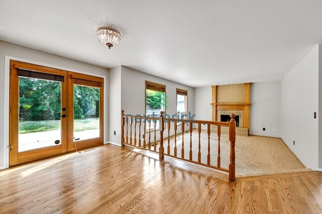 Building Photo - Beautiful 4 Bed 2.5 Bath single family hou...