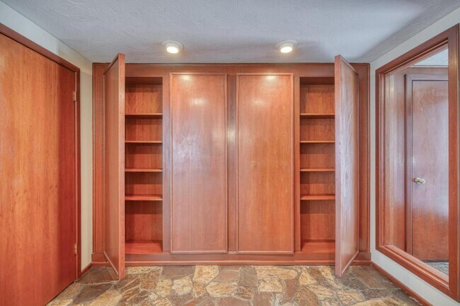 Building Photo - 225 E 25th St