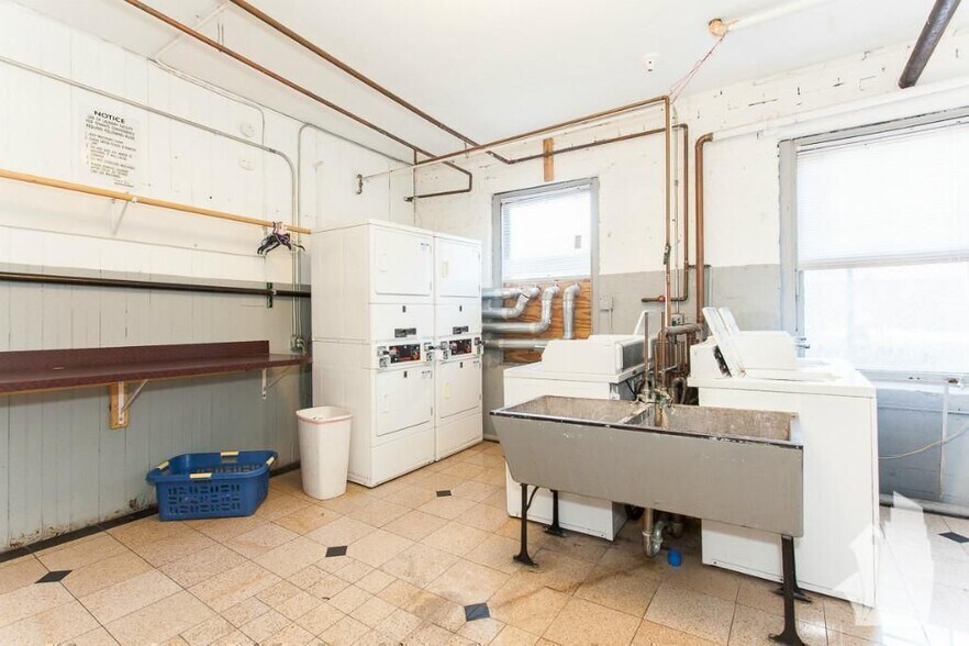 Building Photo - 4631 N Paulina St