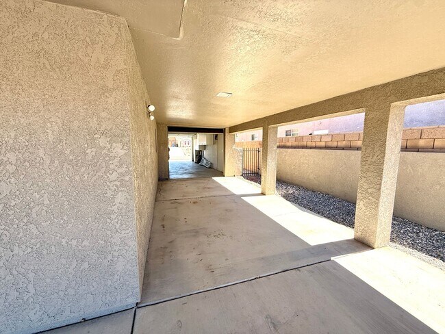 Building Photo - Custom 3 Bedroom, 2.5 Bath Home w/Bonus Ro...