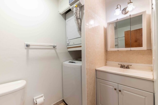 Building Photo - Private 2 Bedroom 1 Bath Condo in Goshen V...
