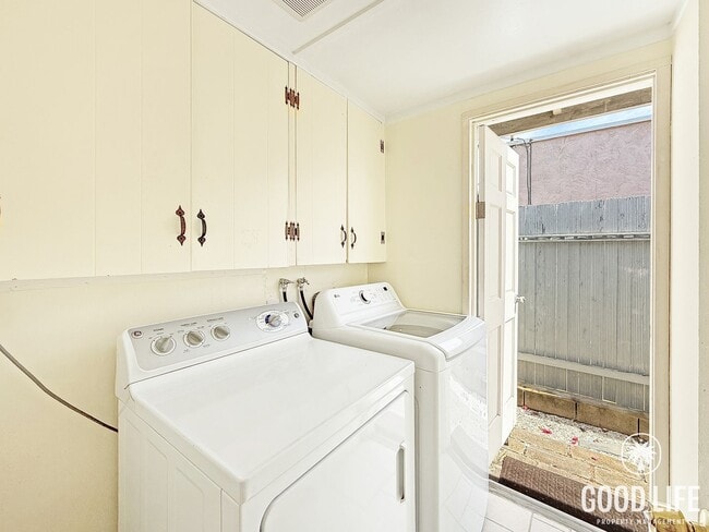 Building Photo - Spacious 3BR Home + 1BR ADU with Private Courtyard in University City!