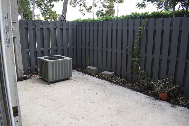 Building Photo - 905 Riverside Dr