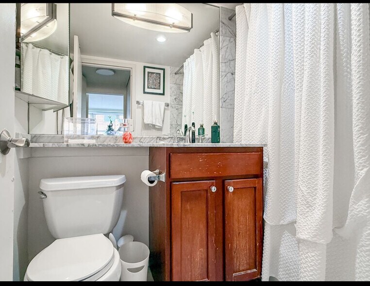 Building Photo - 2300 N Commonwealth Ave