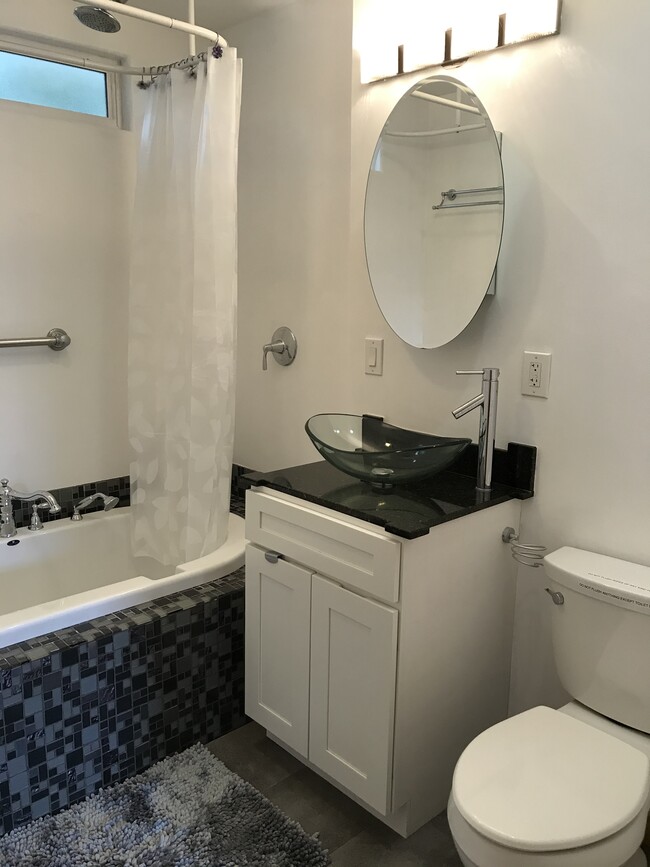 main full bathroom - 1832 18th St