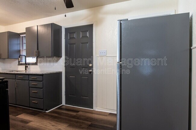 Building Photo - 409 W 31st St S
