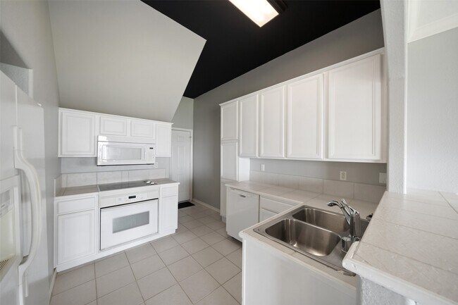 Building Photo - 16 Regency Pt