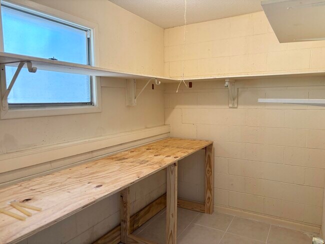 Building Photo - 32 Bay Dr SE