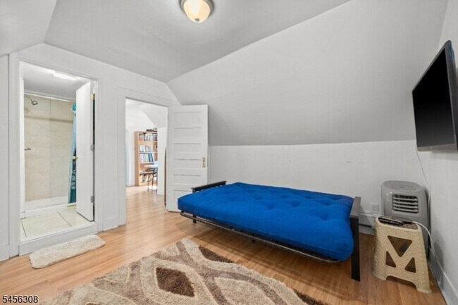 Building Photo - 4 Gillies St