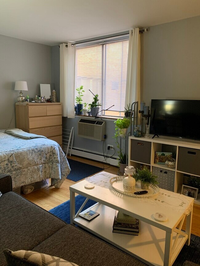 Building Photo - 541 W Oakdale Ave