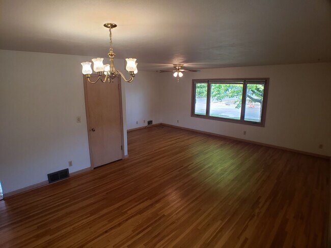 Building Photo - 3+ Bedroom 2 Bath Single Family House in Owatonna