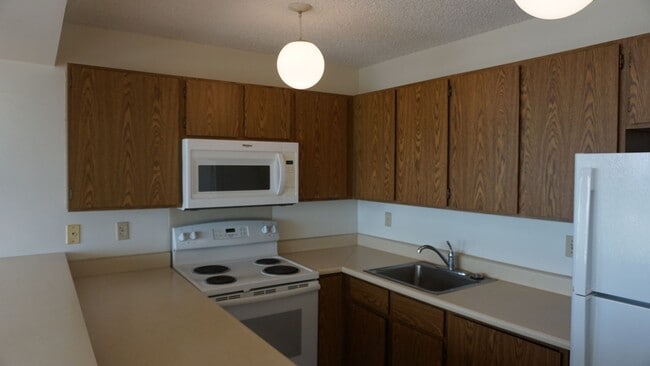 Building Photo - 2-bedroom, 1-bathroom unit with stunning m...